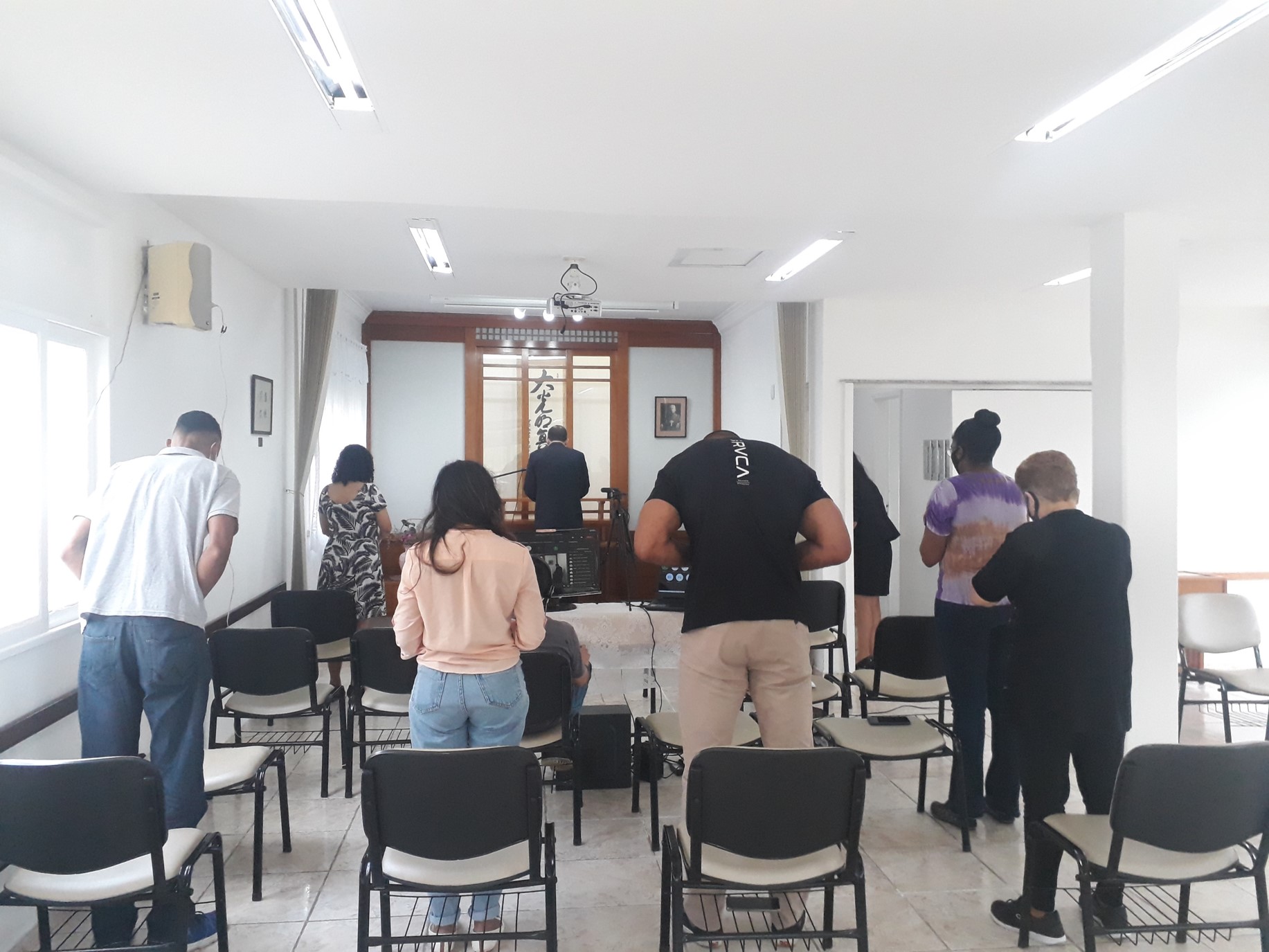Jovens ligados à Igreja Vila da Penha (RJ) participam de Oração Mensal especial
