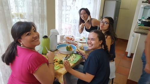 Jovens ajudam na preparação do almoço