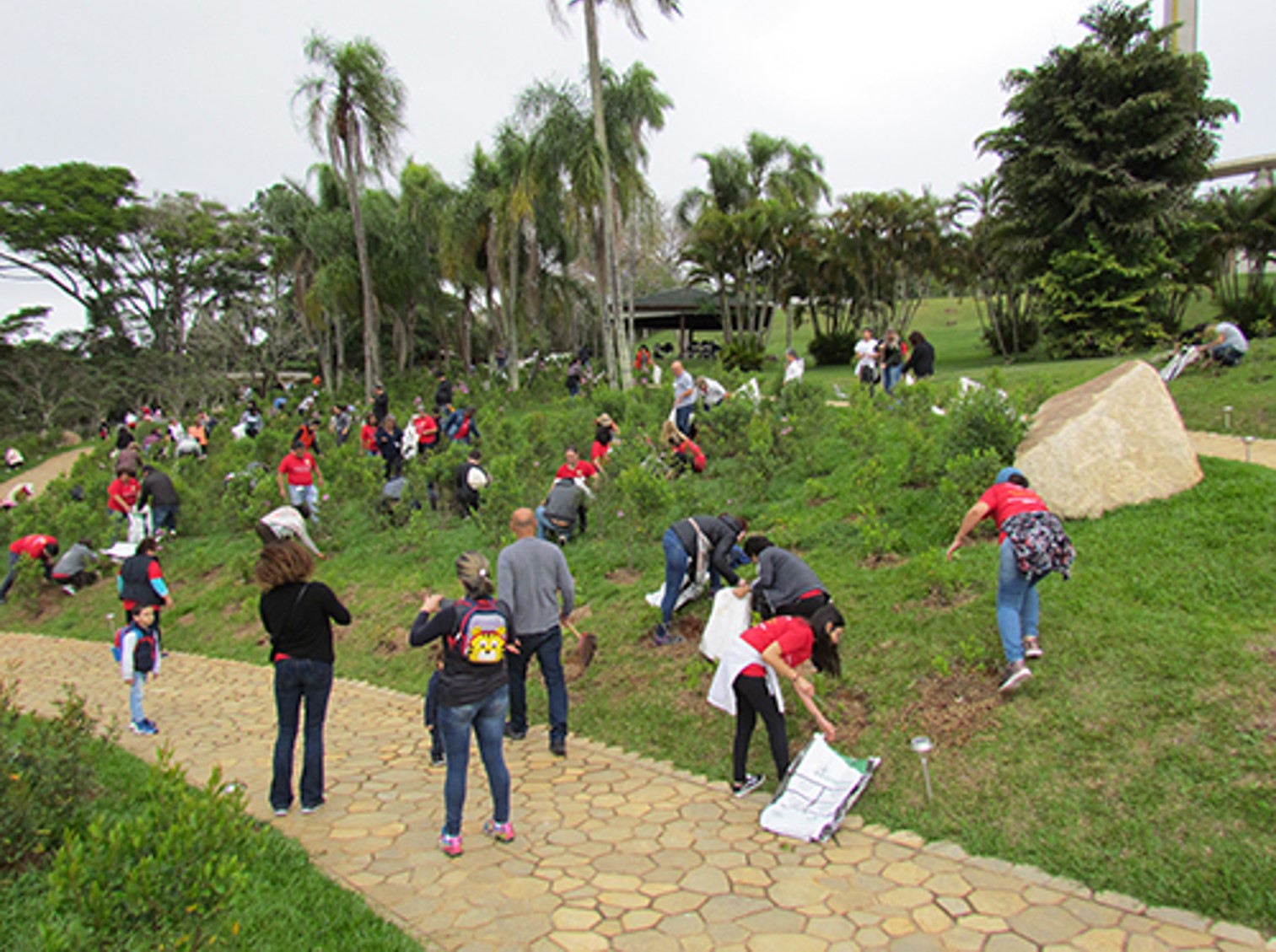 Caravanistas do Johrei Center Vila Rosália (SP) dedicam no Solo Sagrado de Guarapiranga