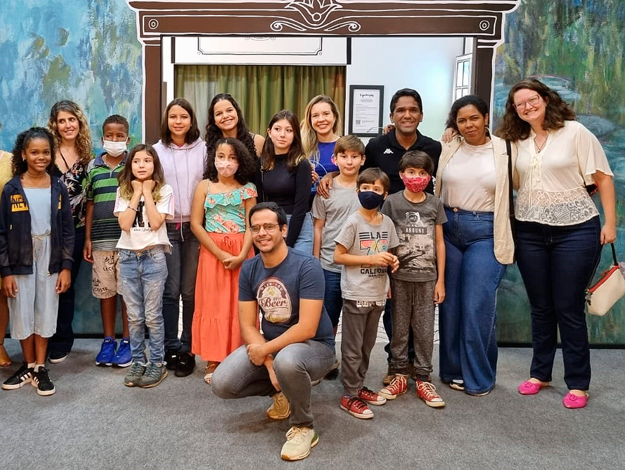 Jovens de Ribeirão Preto (SP) visitam exposição de arte