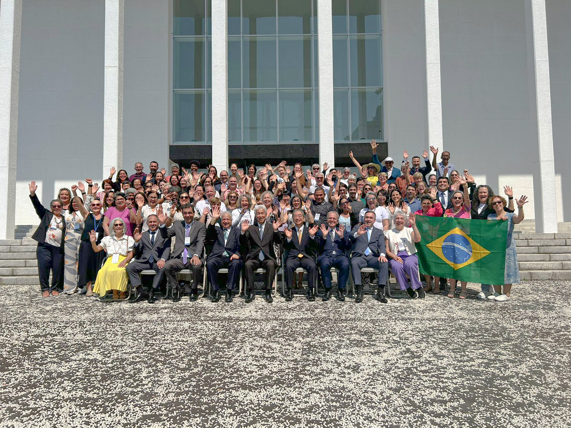 Caravanistas brasileiros participam no Japão do Culto ao Paraíso Terrestre, no Solo Sagrado de Atami