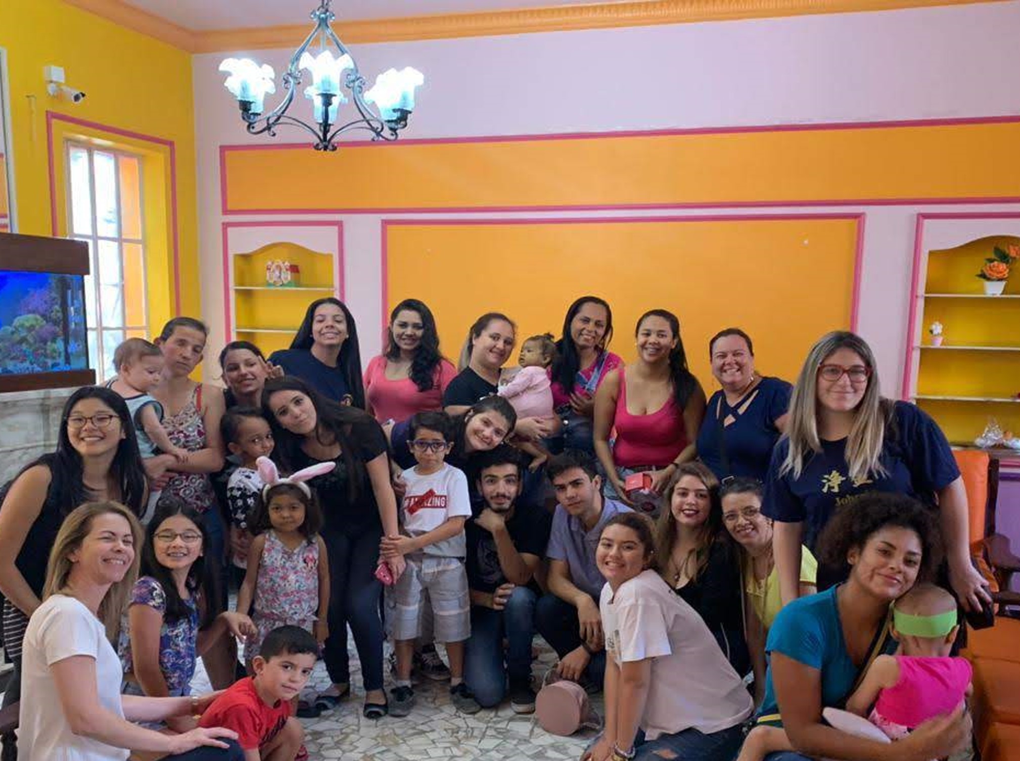 Movimento Johvem do Johrei Center Tatuapé (SP) entrega ovos de Páscoa a crianças da Casa Ninho