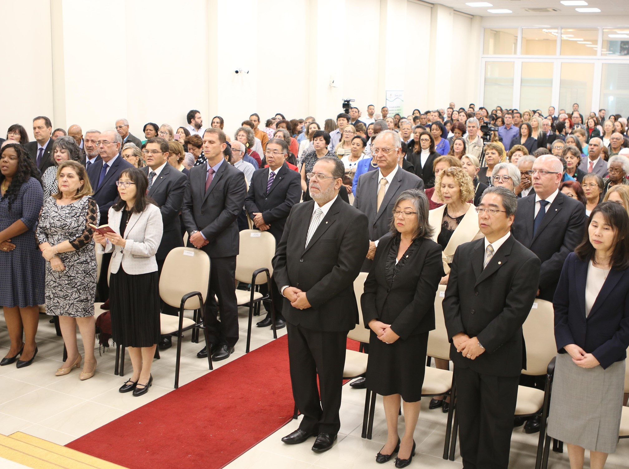 Cerimônia de reentronização da Igreja Pinheiros reúne 900 pessoas