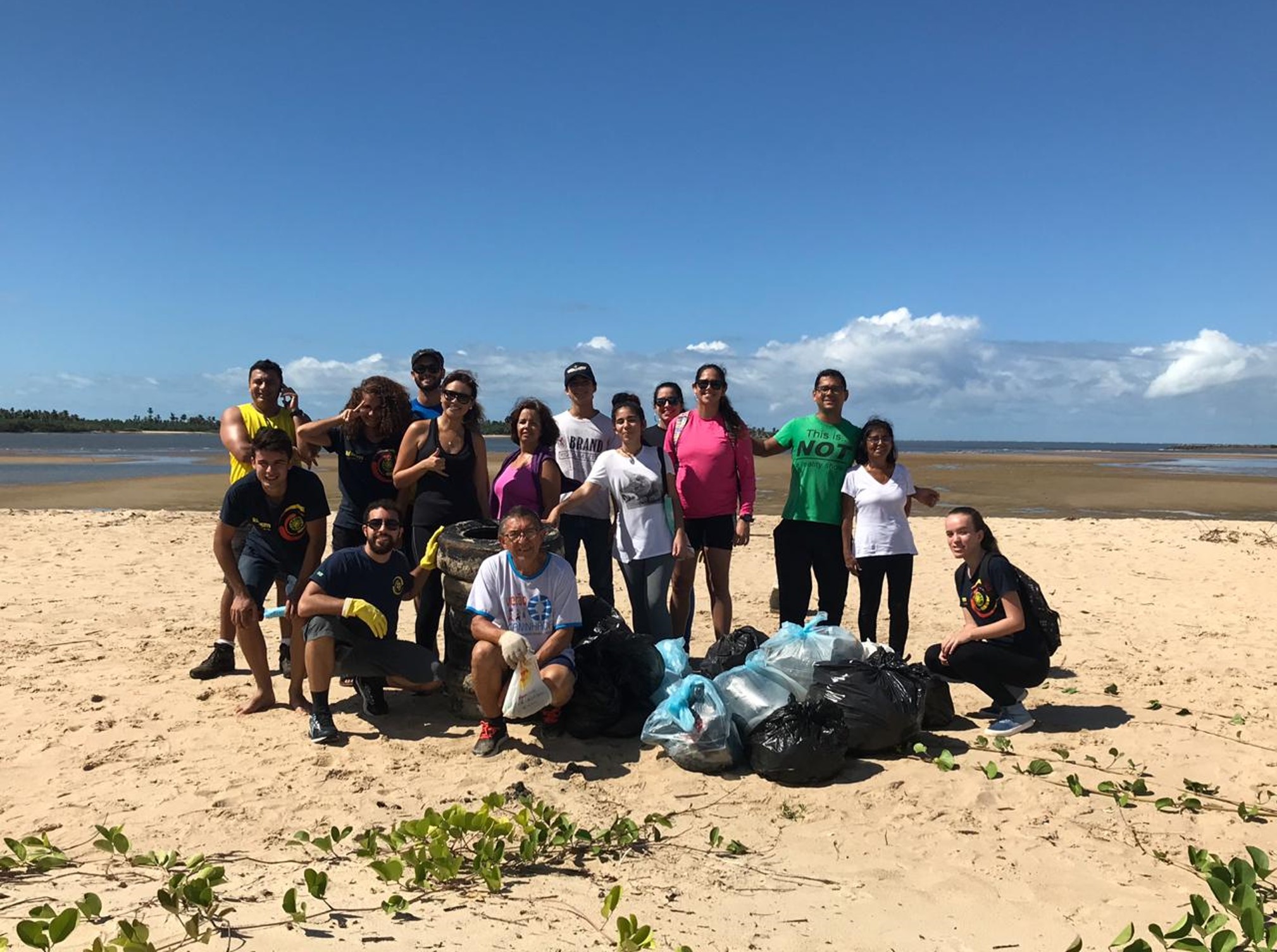 Movimento Johvem faz ação de limpeza na Praia Formosa, em Aracaju (SE)