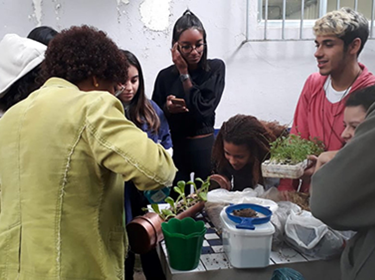 Membro da Igreja Vila da Penha (RJ) realiza oficina de horta orgânica em centro de educação