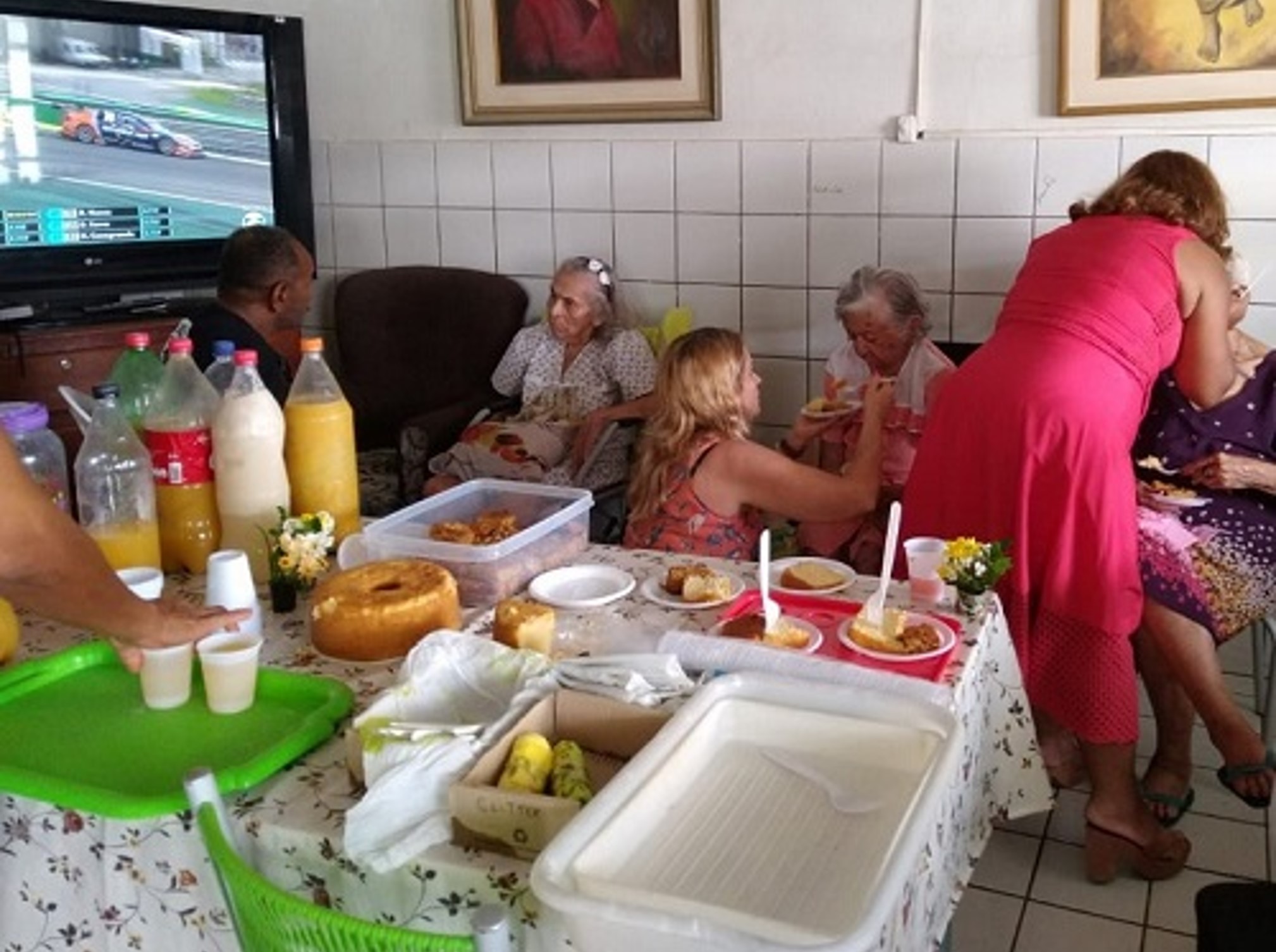 Jovens de Olinda (PE) realizam ação solidária em lar de idosas