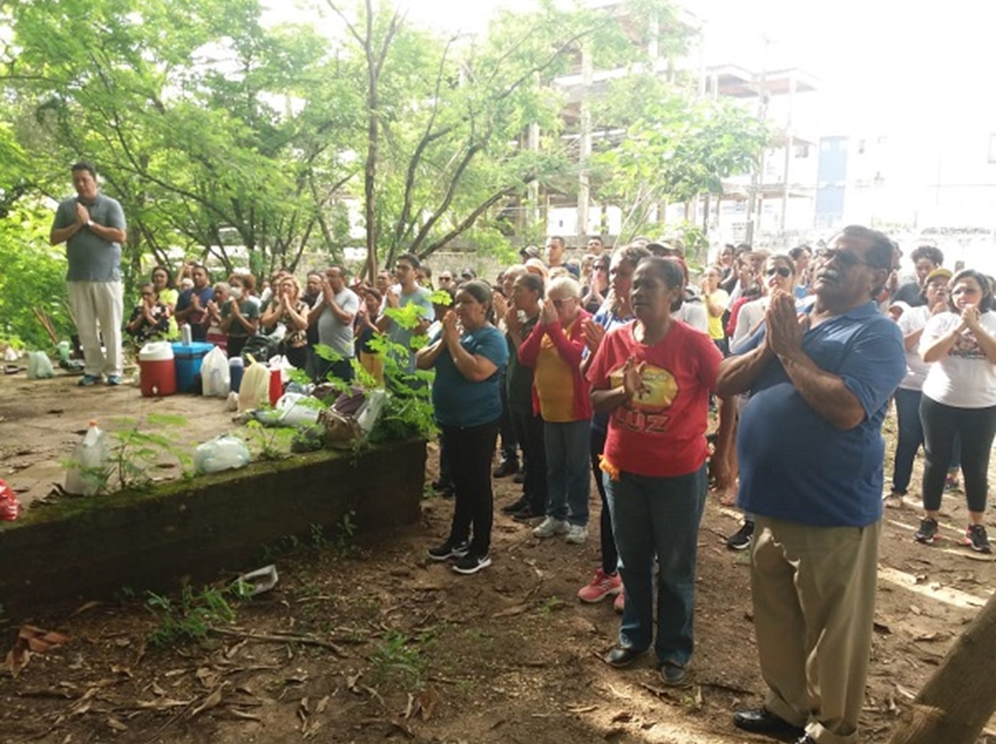 Membros do Piauí realizam limpeza em terreno onde será construída nova Igreja